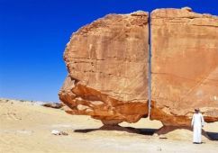 4000年前的沙特巨石被精准地切割成两半：成因至今是个谜 ！